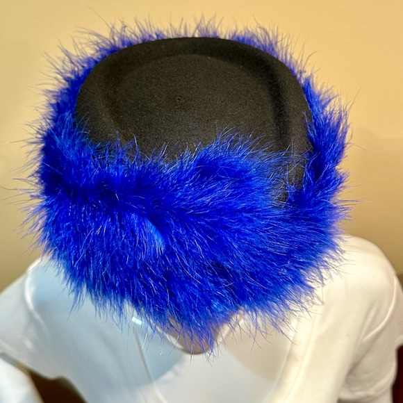 SOLD 🌟2xHP🌟VTG 1940-50s Blue Ostrich Feather Black Wool Pillbox Hat USA - Picture 15 of 16